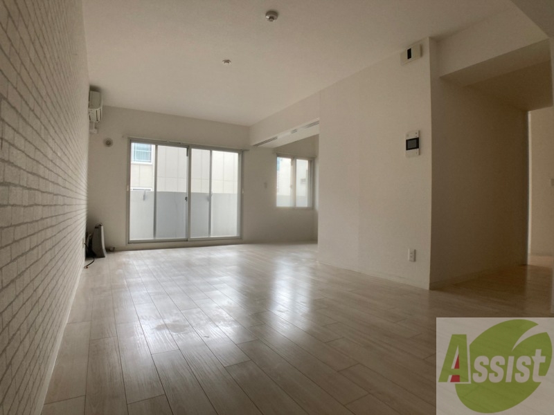 居室・リビング　白さが清潔感を出してくれます。お部屋も明るいですね。