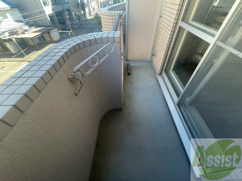 バルコニー　バルコニーは幅があり、広い印象を受けました。