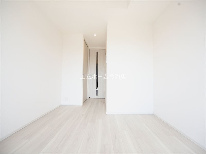 その他　洋室6.4帖　エアコン付　収納充実　バルコニー