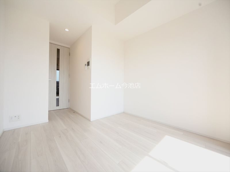 居室・リビング　洋室6.4帖　エアコン付　収納充実　バルコニー