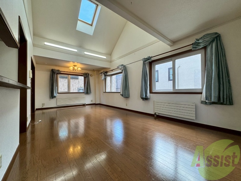 居室・リビング　木目のフローリングは落ち着きのある印象のお部屋になりますね。