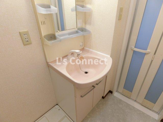 洗面設備　朝の支度もスムーズな独立洗面台。