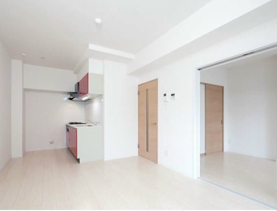 居室・リビング　白を基調とした明るい室内