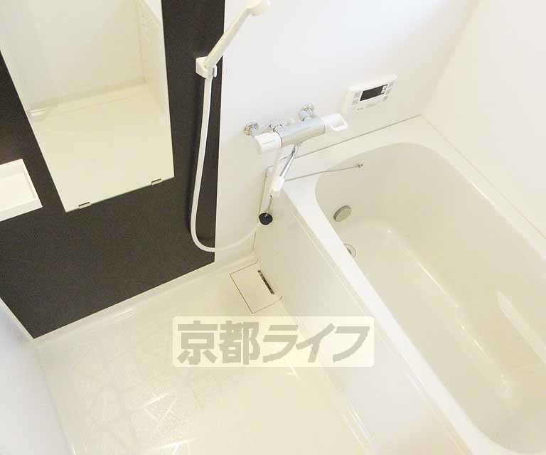 バス・シャワールーム　鏡つきのとっても綺麗なお風呂です・