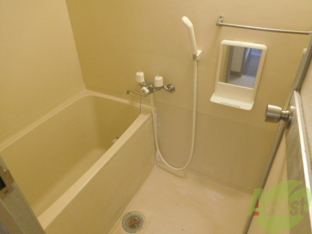 バス・シャワールーム　真っ白お風呂で清潔感あります。