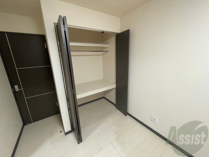 収納　こちらの収納にはハンガーをかけて服もしまえますね。