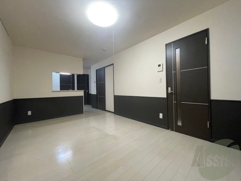 居室・リビング　リビングは白を基調としていて明るい印象ですね！