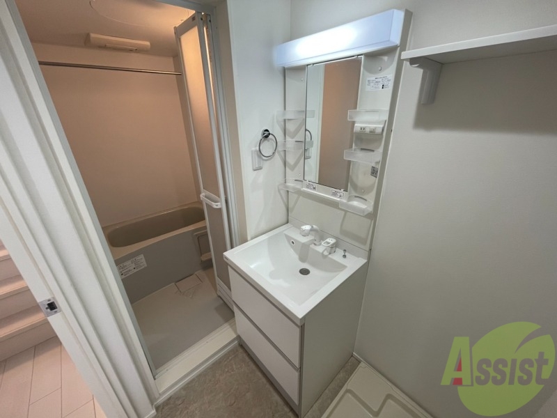 洗面設備　こちらは独立洗面台になります。朝の身支度にご使用ください。