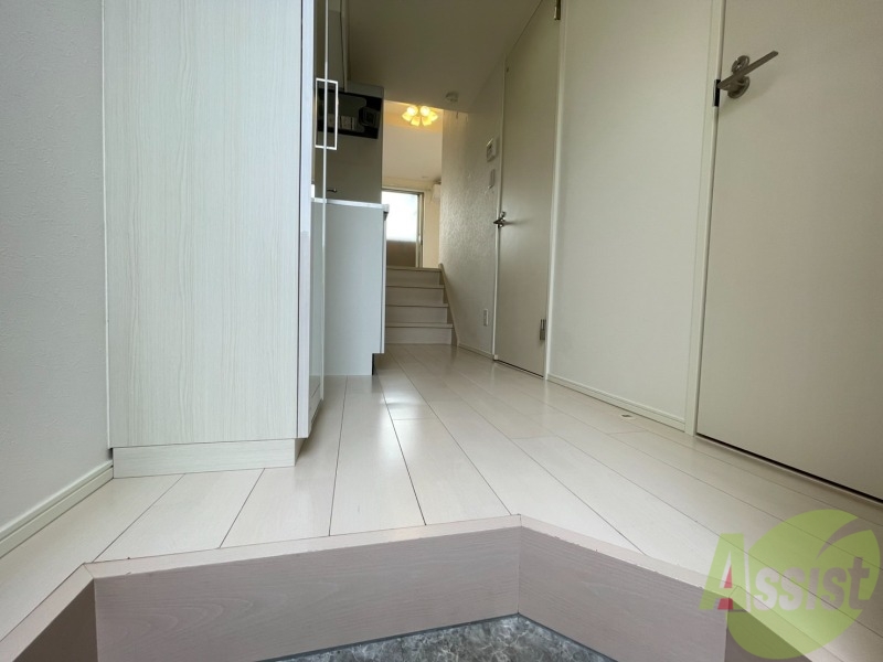 玄関　こちらは玄関になります。敷居が高くなくてよいですね。