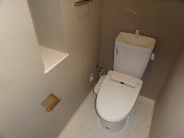 トイレ　シャワー付きトイレです。