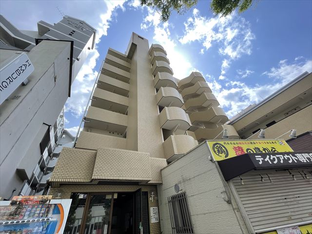 建物外観　駅前の立地で通勤や買物が便利♪