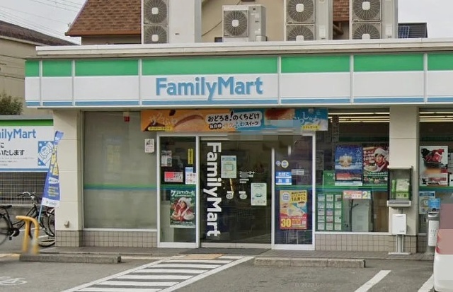 コンビニ　ファミリーマートウラベ大久保店（コンビニ）まで385m