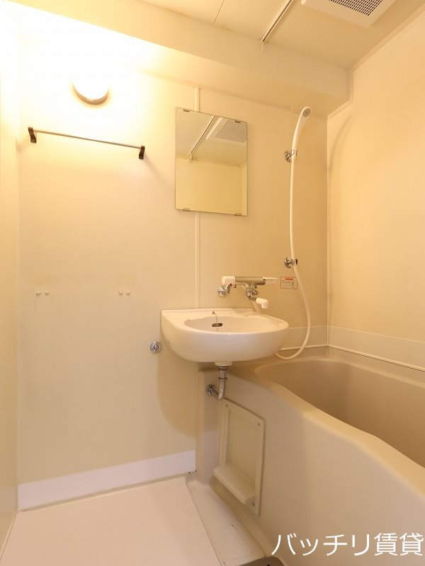 バス・シャワールーム　同室タイプ掲載の為現況を優先します。