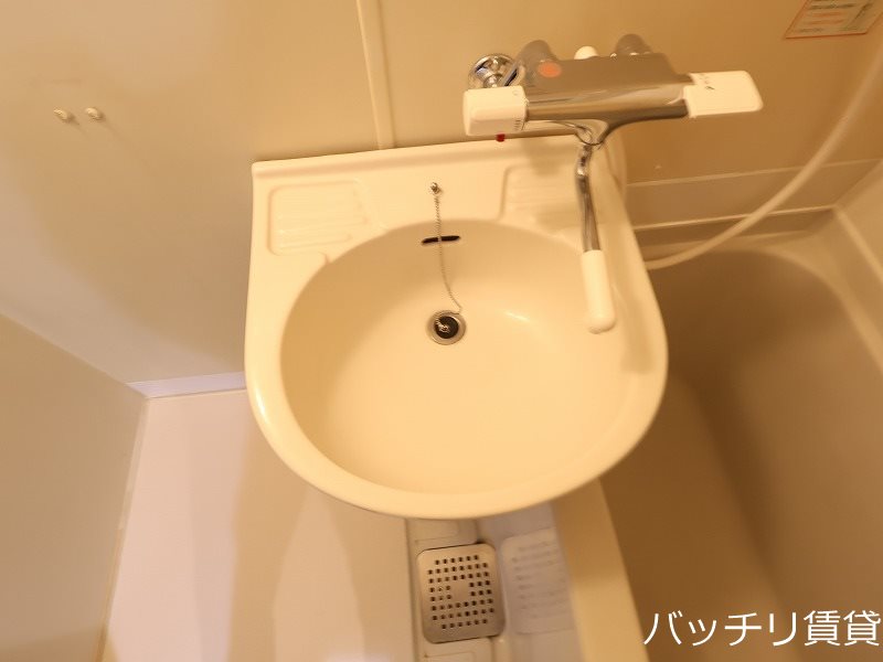 洗面設備　同室タイプ掲載の為現況を優先します。