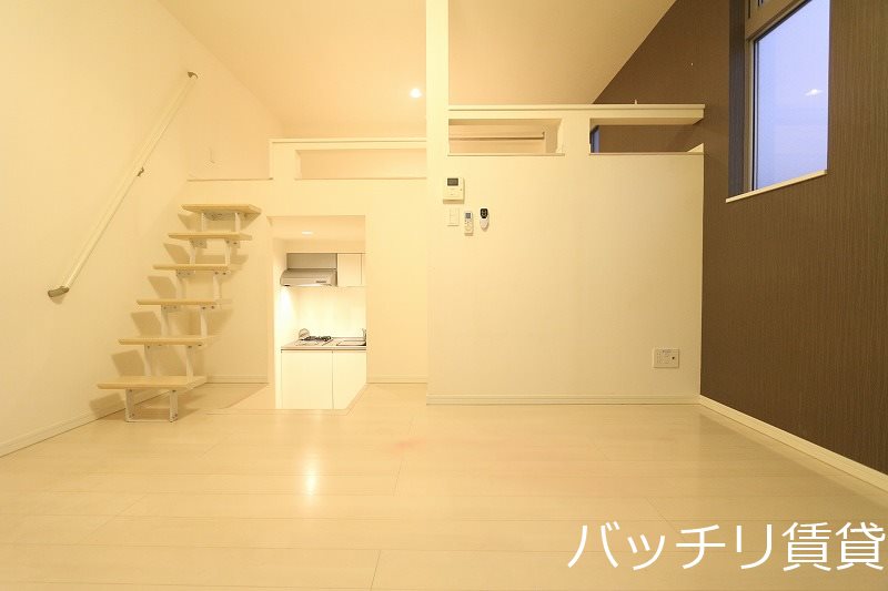 居室・リビング　別号室タイプの為、現状を優先致します。