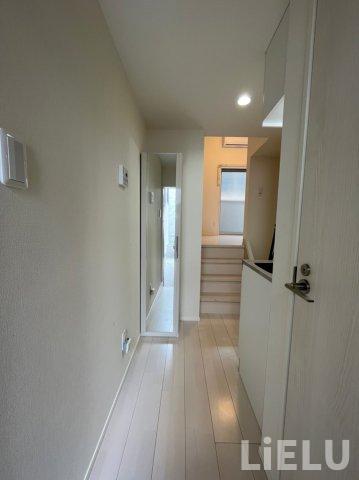 玄関　同シリーズ物件のモデルルームになります※現況優先