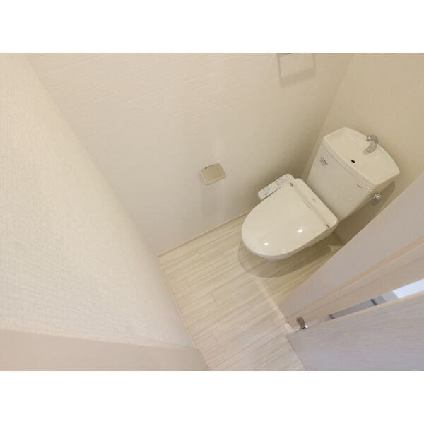 トイレ　同タイプ別室の参考写真です。※現況優先