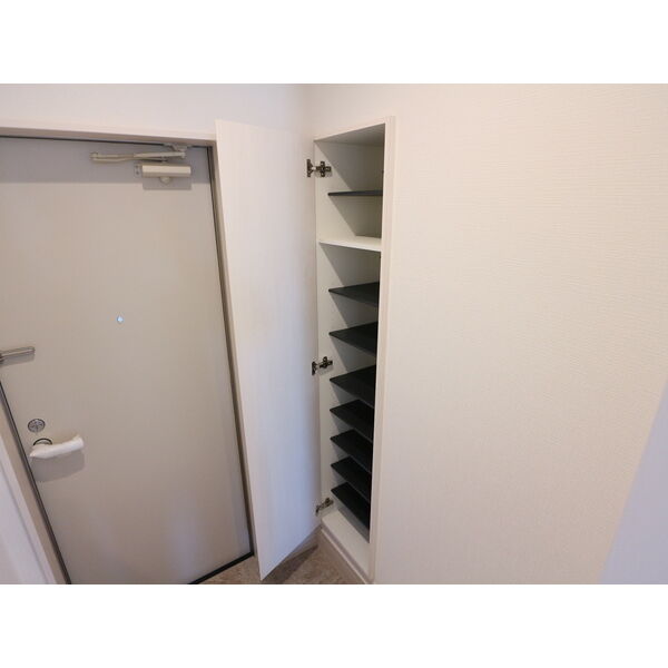 玄関　同タイプ別室の参考写真です。※現況優先