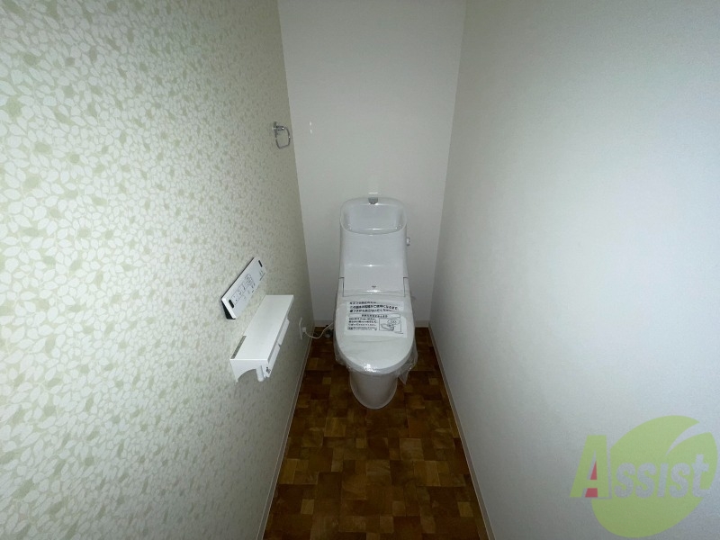 トイレ　温水洗浄便座なので快適に使用できそうですね。