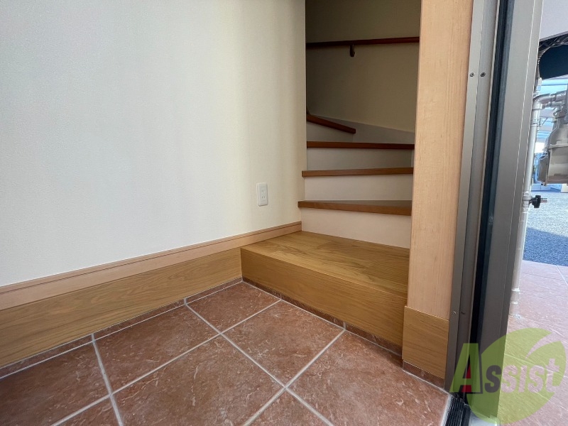 玄関　玄関から撮影しました。敷居が高くなくて安心ですね。