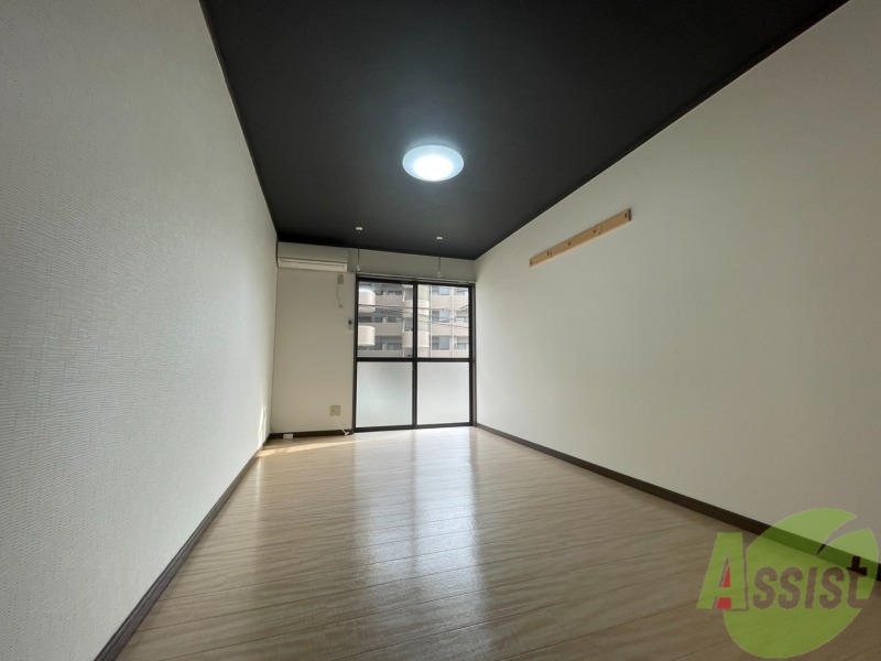 居室・リビング　８．３帖の洋室です。清潔感が魅力のお部屋です。