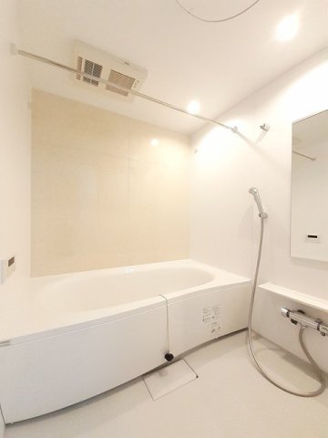 バス・シャワールーム　落ち着いた空間のお風呂です