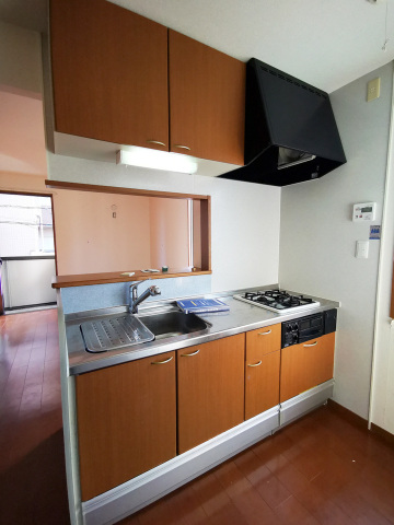 キッチン　2口ガスコンロとグリル付きの対面式システムキッチン