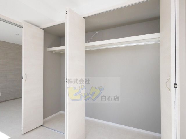 収納　壁一面のクローゼットたっぷりのお部屋です♪