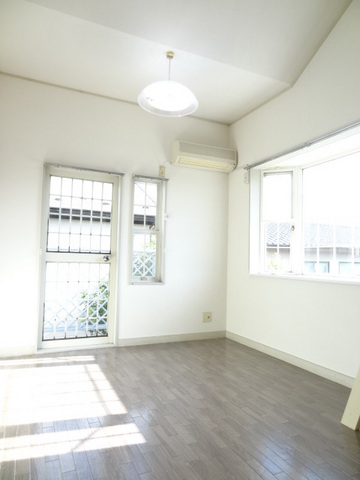 居室・リビング　クリーニング前の写真です。