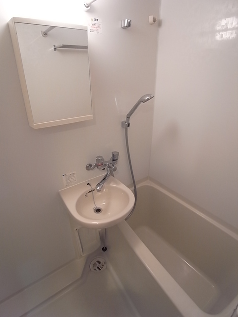 バス・シャワールーム　参考写真（同建物別部屋のものです）