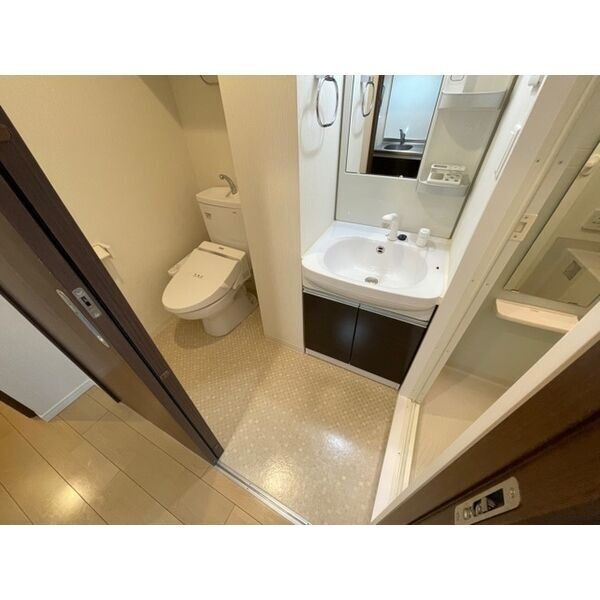 洗面設備　脱衣スペースもあります