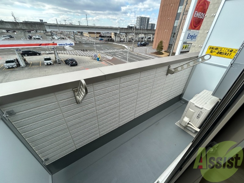 バルコニー　バルコニーは洗濯物を干すのに十分な広さがありますね。