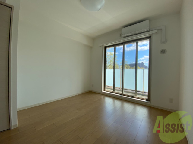 居室・リビング　こちらがリビングです。陽が入ってくるのがわかります。