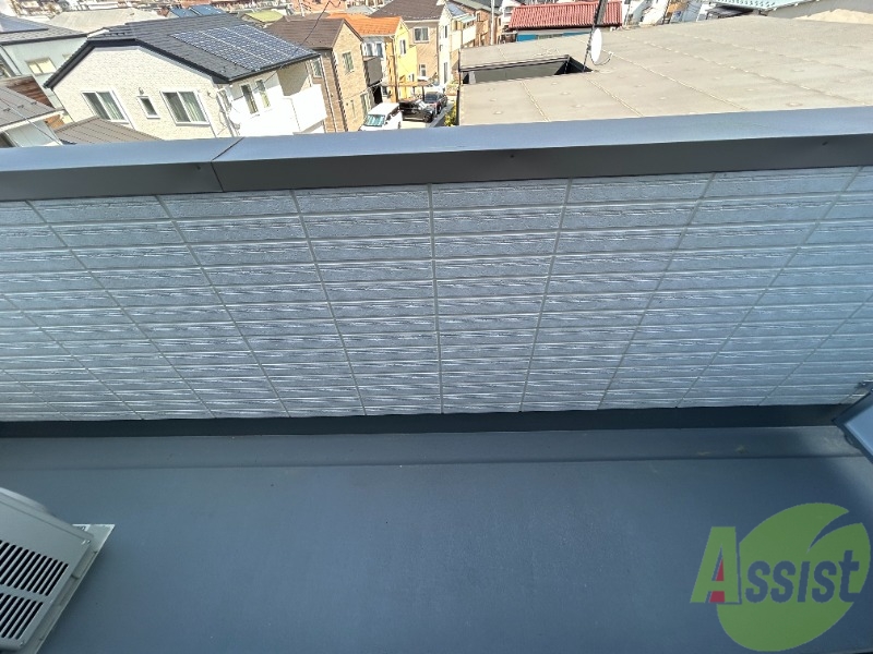 バルコニー　ベランダは十分な広さがあります。万が一洗濯物が落ちても安心。