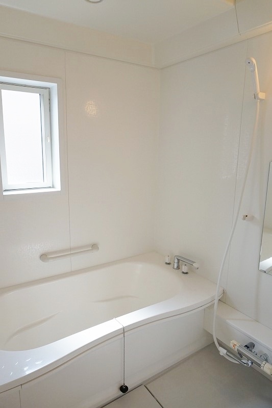 バス・シャワールーム　嬉しい一坪バス♪窓付きで換気もばっちり！