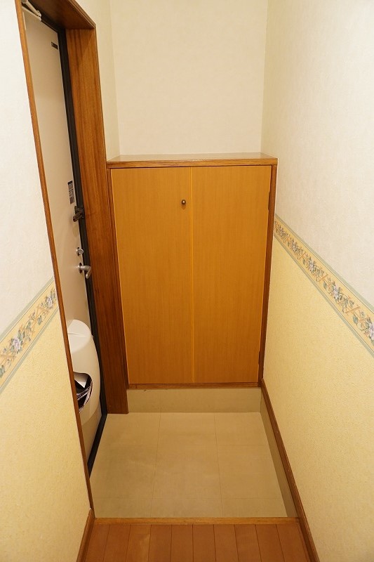 玄関　玄関には靴箱完備！