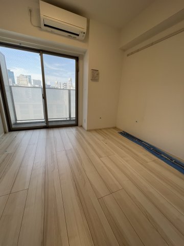 居室・リビング　落ち着いた色合いの床材を使用した居住空間です。