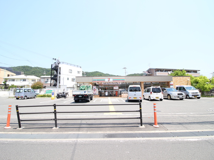 コンビニ　セブンイレブン（コンビニ）まで240m