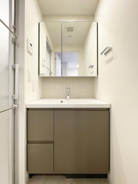 洗面設備　明るい洗面所です