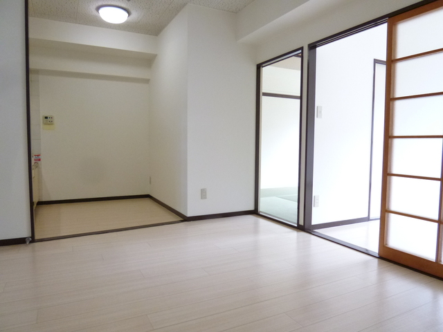 居室・リビング　８帖のダイニングキッチン