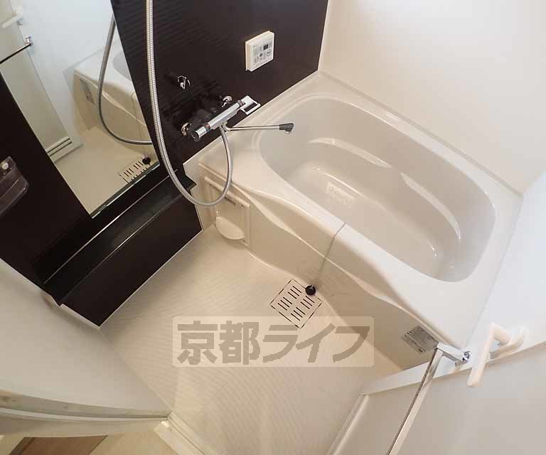 バス・シャワールーム　鏡付の洗い場です。