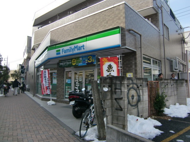 コンビニ　ファミリーマート喜多見駅北店（コンビニ）まで487m