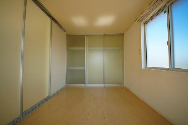 玄関　明るい洋室