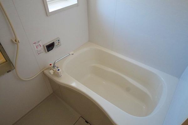 キッチン　窓付きの明るいお風呂・追い焚き機能付