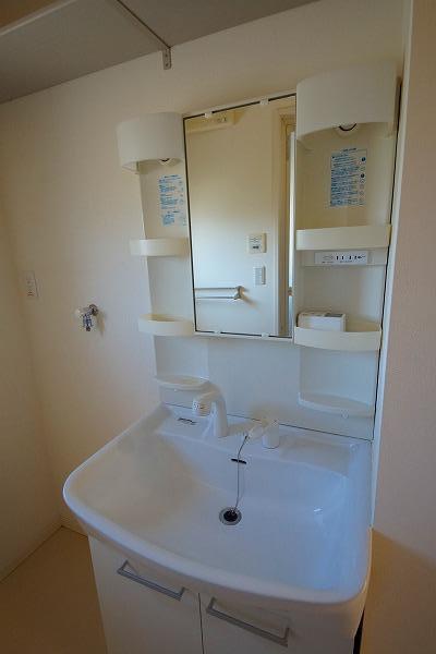 バス・シャワールーム　明るい洗髪洗面台