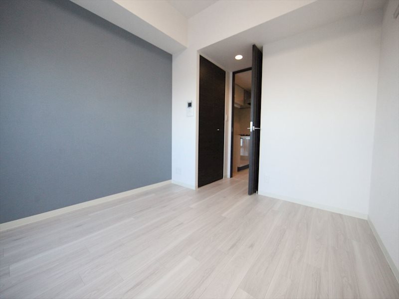 居室・リビング　洋室7.0帖　エアコン付　収納充実　バルコニー