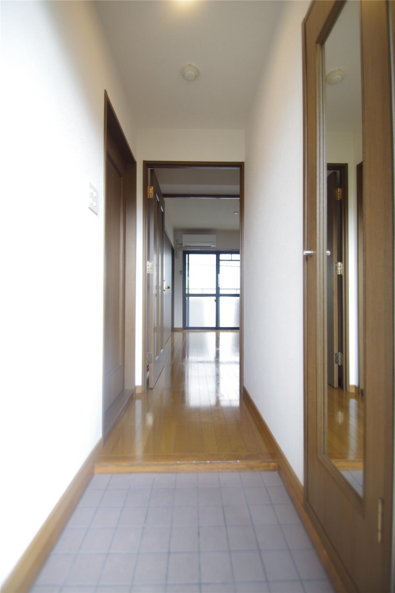 玄関　同タイプ別室の写真です。