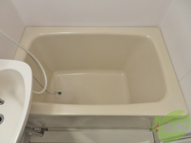 バス・シャワールーム　浴槽は深さがあるので、肩まで浸かることが出来ますよ。