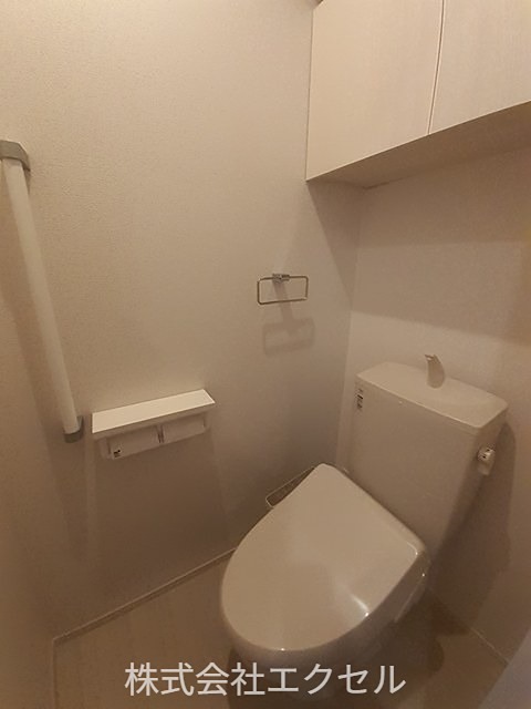 トイレ　温水洗浄便座です。