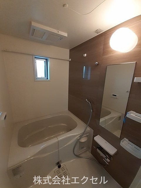 バス・シャワールーム　窓付きで換気ができます。